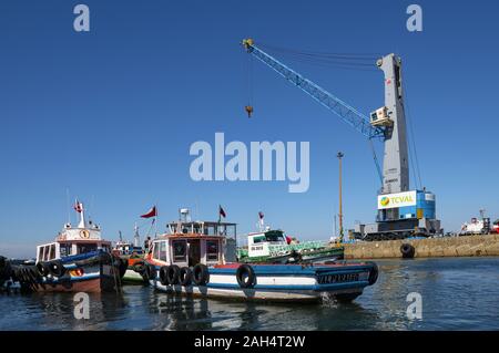 En vertu de la grue dans le port chilien de Valparaiso Banque D'Images