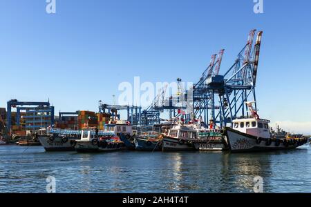 En vertu de la grue dans le port chilien de Valparaiso Banque D'Images