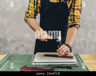 Travailler dans l'atelier de cuir master est le traitement du cuir dans son atelier d'artisanat Banque D'Images