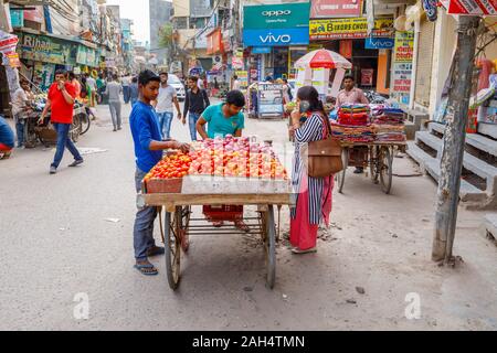 Les tomates et les oignons en vente sur une route barrow : scène de rue à Shahdara district, une banlieue près de l'aéroport de Delhi, New Delhi, capitale de l'Inde Banque D'Images