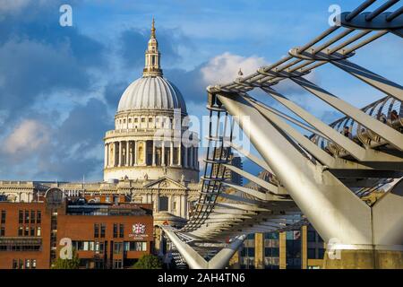 Millennium Bridge sur la Tamise avec une vue sur le célèbre dôme de la Cathédrale St Paul et de la ville de London School, London EC4 Banque D'Images