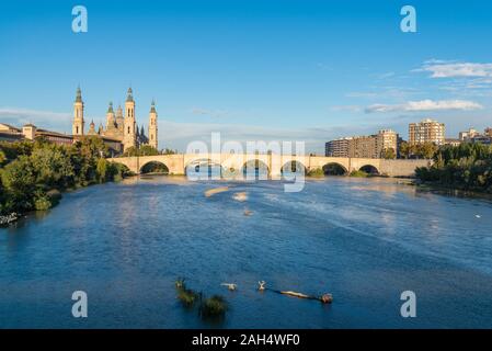 Puente de Piedra pont sur l'Èbre et l'ancienne église Basilique del pilier dans la ville espagnole Zaragoza Banque D'Images