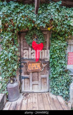 Printemps froid Tavern, une structure historique, extérieur à l'époque de Noël. Banque D'Images