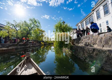 Historique Kurashiki Bikan Trimestre vue depuis la rivière Kurashiki Kurashiki, bateau de croisière, préfecture d'Okayama, Japon Banque D'Images