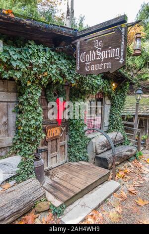 Printemps froid Tavern, une structure historique, extérieur à l'époque de Noël. Banque D'Images