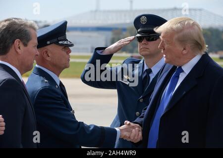 Le président Donald Trump, serre la main avec le brigadier. Le général Richard Kemble, 94e escadre de transport aérien, à Dobbins Air Reserve Base, la Géorgie, le 8 novembre 2019. Le Président et les membres de la communauté militaire salua brièvement avant de partir à Atlanta pour participer à un événement. Banque D'Images