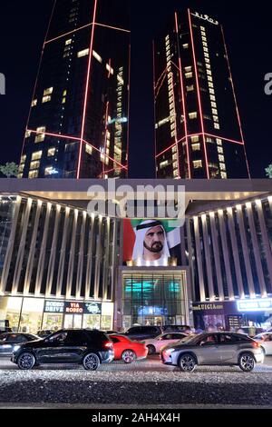 Dubaï, Émirats arabes unis - 15 novembre : Les voitures sont sur marche à Jumeirah Beach Residence le 15 novembre 2019 à Dubaï, AUX ÉMIRATS ARABES UNIS. Banque D'Images