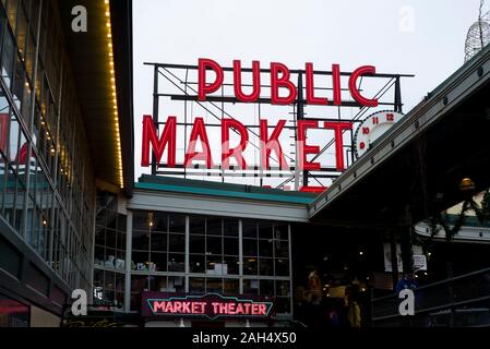 Seattle, WA / USA - vers novembre 2019 : foule de personnes faisant leur chemin dans le marché de Pike Place du centre-ville, shopping pour les fruits de mer, des fleurs, etc. Banque D'Images