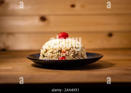 Riz brun sain appétissant avec des légumes sur un fond de bois Banque D'Images