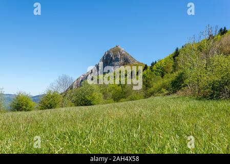 Paysage de printemps avec les ruines du château de Montségur dans les régions montagneuses Banque D'Images