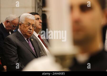 Bethléem, en Cisjordanie. Le 24 décembre, 2019. Le président palestinien Mahmoud Abbas participe à une messe de minuit dans l'église de la Nativité à Bethléem, dans les territoires occupés de Cisjordanie le Mercredi, Décembre 25, 2019. Photo piscine par Mussa Qawasma/UPI UPI : Crédit/Alamy Live News Banque D'Images