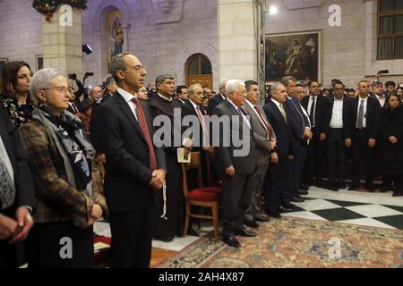 Bethléem, en Cisjordanie. Le 24 décembre, 2019. Le président palestinien Mahmoud Abbas participe à une messe de minuit dans l'église de la Nativité à Bethléem, dans les territoires occupés de Cisjordanie le Mercredi, Décembre 25, 2019. Photo piscine par Mussa Qawasma/UPI UPI : Crédit/Alamy Live News Banque D'Images