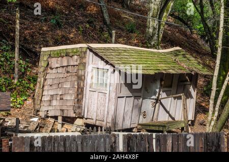 Printemps froid Tavern à extérieur de l'immeuble qui est littéralement en train de s'effondrer en raison de leur propriété. Banque D'Images