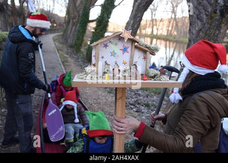 Une femme tenant une crèche pendant l'événement.Les villageois de Soria faits crèches de la naissance de Jésus-Christ qui ont été placés sur une très petite île dans le Douro. Banque D'Images