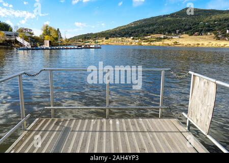 Pier et du quai au lac Cuyamaca, réservoir 110 acres et une zone de loisirs dans l'est de montagnes Cuyamaca, située dans l'est de San Diego County, Californie, USA Banque D'Images