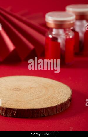 Vent chinois fond rouge et rouge ventilateur pliant et red medicine bottle coaster et tranche d'arbre Banque D'Images