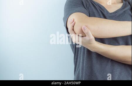 Libre homme souffrant d'une douleur du bras et du coude. Concept de santé et de soins médicaux. Banque D'Images