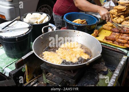 Bananes frits dans un wok d'huile chaude.Connu sous le nom de Banana Q dans les Philippines. Cale peut être trouvé sur de nombreux coins de rue cette cuisson douce préférés Banque D'Images