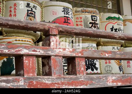 OSAKA, JAPON - 14 octobre 2019 : Kazaridaru - le souci de décoration barriques pour le vin de riz affiche près de Hokoku culte Haiden dans le château d'Osaka. O Banque D'Images