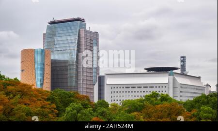 OSAKA, JAPON - 14 octobre 2019 : Les bâtiments centraux d'Osaka (NHK Hall d'Osaka ; Musée de l'histoire et le quartier général de la police préfectorale) vu de Banque D'Images