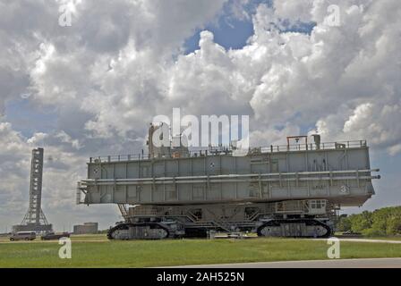 Cap Canaveral, Floride -- de la NASA au Centre spatial Kennedy en Floride, la plate-forme de lancement Mobile-3 (MLP), qui a soutenu la navette spatiale Atlantis pour son dernier vol vers la Station spatiale internationale sur la mission STS-135, fait son dernier voyage au sommet d'un crawler-transporter à partir de la plateforme de lancement 39A dans le bâtiment d'assemblage du véhicule (VAB). Depuis plus de 40 ans, le MLPs ont voyagé entre le VAB pour les deux rampes de lancement au complexe de lancement 39, puis retourné à la VAB pour utilisation future. MLP-3 a été utilisé pour la première fois de lancer sur le Columbia STS-32 mission le 9 janvier 1990. Crédit photo : NASA/Jim Banque D'Images