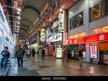 OSAKA, JAPON - 14 octobre 2019 : l'avis de Doguyasuji, une rue commerçante de Namba (Minami) bordée de différents magasins et bars. Nightlif Banque D'Images