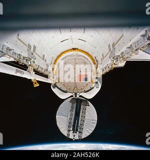 (10 Jan 1990) --- Le satellite de communication Syncom IV-5 quitte la soute de la Colombie-Britannique, comme l'équipage à bord de la navette spatiale record réussi la première de deux tâches principales pour la mission STS-32. Deux jours plus tard, les cinq astronautes réussi à capturer le Long Duration Exposure Facility (LDEF). Le satellite Syncom, également appelé Leasat, est d'être loué à la Marine américaine par Hughes Aircraft Co. Banque D'Images