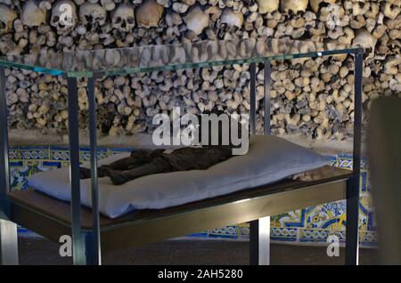 Le cadavre humain afficher dans la Chapelle des Os, l'église de saint François. à Evora (Alentejo, Portugal Banque D'Images