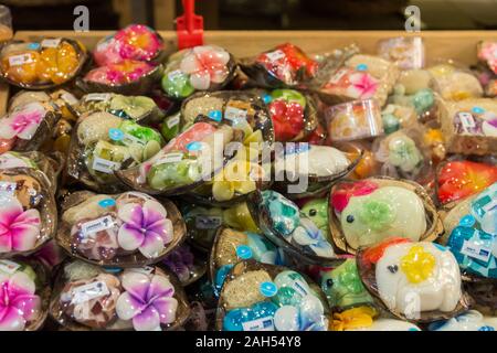 Bangkok, la Malaisie - Novembre 2,2019 : différents types de bougies d'aromathérapie Huile de massage et la vente à la boutique de souvenirs à Bangkok,Thaïlande. Banque D'Images