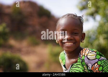 Portrait of a Happy Little Girl africaine dans un environnement naturel Banque D'Images