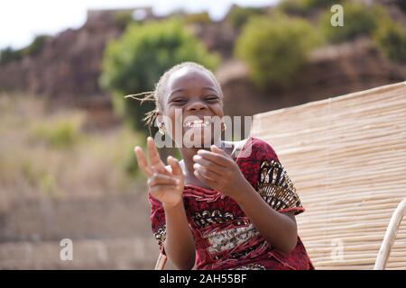 Rire de tout coeur African Girl bénéficiant d'une blague Banque D'Images