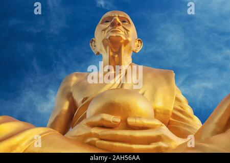 Statue de Bouddha Doré géant "Luang Pu Thuat" en thai temple bouddhiste du public Banque D'Images