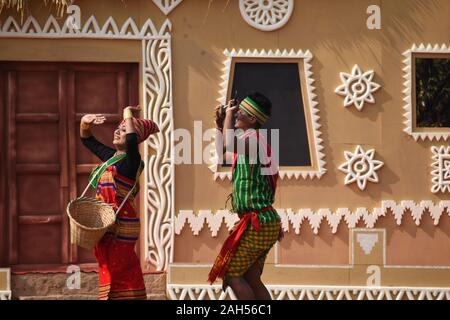 Des danseurs folkloriques de l'État d'Assam, en Inde. Banque D'Images