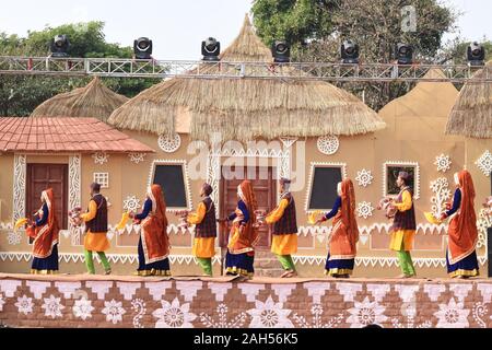 Artistes de l'état d'Uttarakhand sur scène. Banque D'Images