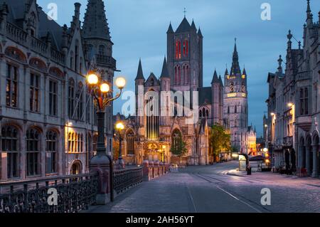 Une vue vers l'église Saint Nicolas à Gand ville Banque D'Images