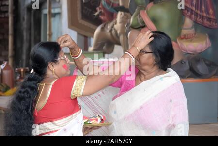 Kolkata Octobre 2019 - deux dévots hindous étranger échange Sindoor sur leurs cheveux à séparations Vijaya Dashami dans Durga puja Festival. Sindoor Khela j Banque D'Images