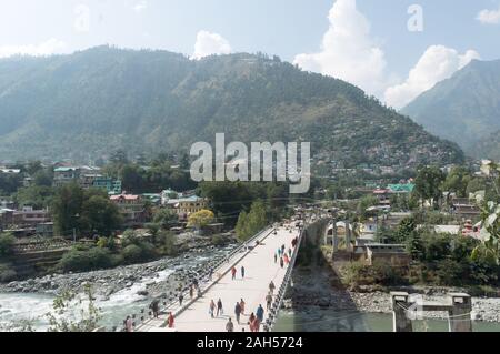 Paysage paysage de Kullu capitale, la célèbre station balnéaire indienne de l'état. Situé sur la banque du fleuve Beas une des destinations touristiques populaires et hill st Banque D'Images