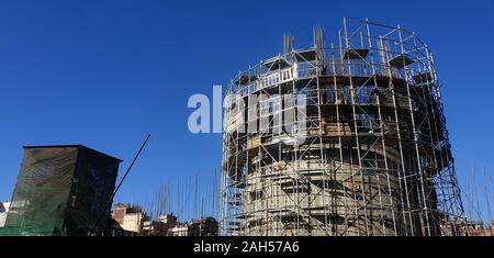 Katmandou, Népal. Le 24 décembre, 2019. Les gens travaillent à la reconstruction de l'emplacement de photo à Katmandou, Népal, 24 décembre 2019. La reconstruction du monument Photo de neuf étages, qui a été gravement endommagé par le tremblement de terre 2015 massive est en cours. Credit : Sunil Sharma/Xinhua/Alamy Live News Banque D'Images