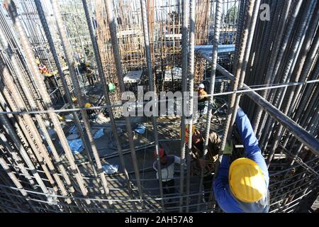 Katmandou, Népal. Le 24 décembre, 2019. Les gens travaillent à la reconstruction de l'emplacement de photo à Katmandou, Népal, 24 décembre 2019. La reconstruction du monument Photo de neuf étages, qui a été gravement endommagé par le tremblement de terre 2015 massive est en cours. Credit : Sunil Sharma/Xinhua/Alamy Live News Banque D'Images