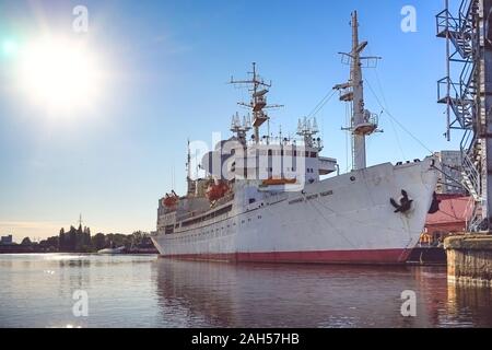 Kaliningrad, Russie - 11 mai 2016 : Paysage avec des navires sur le fleuve Pregolia. Banque D'Images