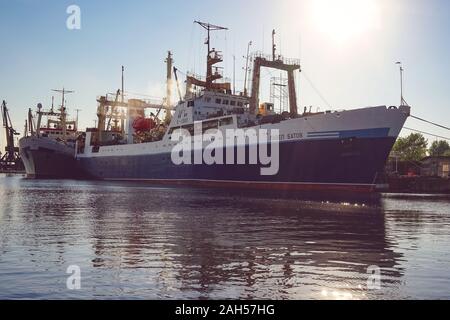 Kaliningrad, Russie - 11 mai 2016 : Paysage avec des navires sur le fleuve Pregolia. Banque D'Images