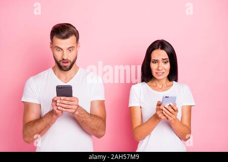 Portrait de son il qu'elle deux belle belle belle charmante mécontentement confus conjoints utilisant la technologie moderne, l'appareil isolé gadget ove Banque D'Images