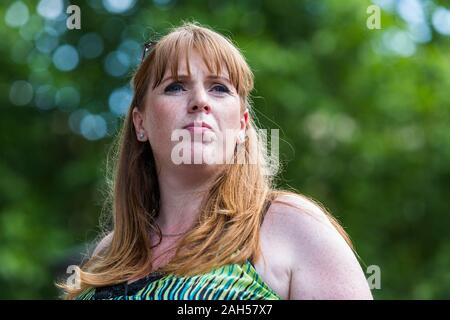 MP du travail Angela Rayner. Les Londoniens de protestation contre le premier ministre Theresa peut, dans le cadre d'un projet de coalition avec le Parti unioniste démocratique (DUP) et le tour de Grenfell catastrophe. Banque D'Images