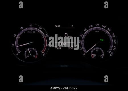 La planche de bord de la voiture est bleu avec les flèches blanches de nuit avec un compteur de vitesse, compte-tours et d'autres outils pour surveiller l'état du veh Banque D'Images