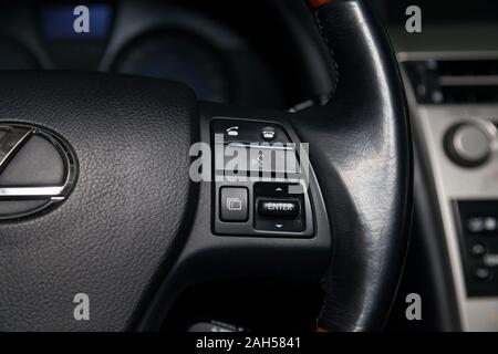 Novosibirsk, Russie - 12.19.2019 : Vue de l'intérieur noir de Lexus RX450h hybride avec planche de bord, volant de boutons de commande et menu téléphone Banque D'Images