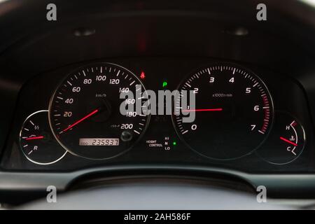 La planche de bord de la voiture est bleu avec des flèches rouges de nuit avec un compteur de vitesse, compte-tours et d'autres outils pour surveiller l'état de l'vehic Banque D'Images