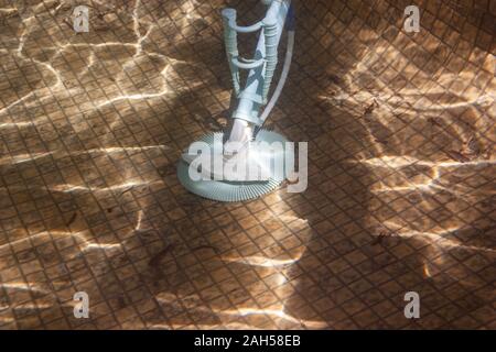 Photo sous-marine d'un décapant automatique de piscine sur le plancher Banque D'Images