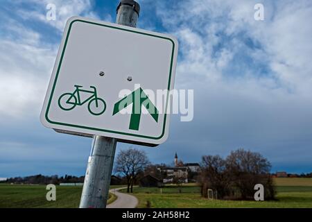 Signe de route avec un vélo et une flèche indiquant la direction vers le monastère Andechs en Bavière, Allemagne Banque D'Images