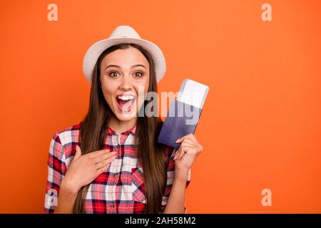 Photo de jeune fille gaie excité optimiste positive l'achat des billets à l'agence de voyage, à vérifier en arrière-plan couleur lumineux isolés Banque D'Images