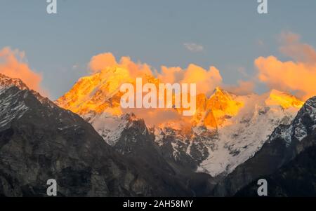 Mont Kailash ou Kailasa Himalayan mountain ranges (nom tibétain Gang Rinpoché signifie montagne neige précieux) lieu sacré du Seigneur Shiva dans coucher de soleil Banque D'Images